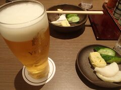 そして、ホテルをチェックアウトして、
最後の名古屋飯。

味噌煮込みうどん。
お漬け物がサービスでついてきます。
おかわりも出来るみたいですね。

有名店のお店で食します。
もちろんビール！

11時台の早い時間でしたが並んでいましたので、
列に並び順番待ち。
主人お勧めの味噌煮込みうどん屋さんがあるのですが、
名古屋駅から離れていると言うので、
この有名店で頂きました。

例によってスーツケースはコインロッカーに預け入れましたが、
なかなか空きが無く、随分探しました。

名古屋よ・・・おまえもか？？
って観光シーズンですからしょうがないですね〜。