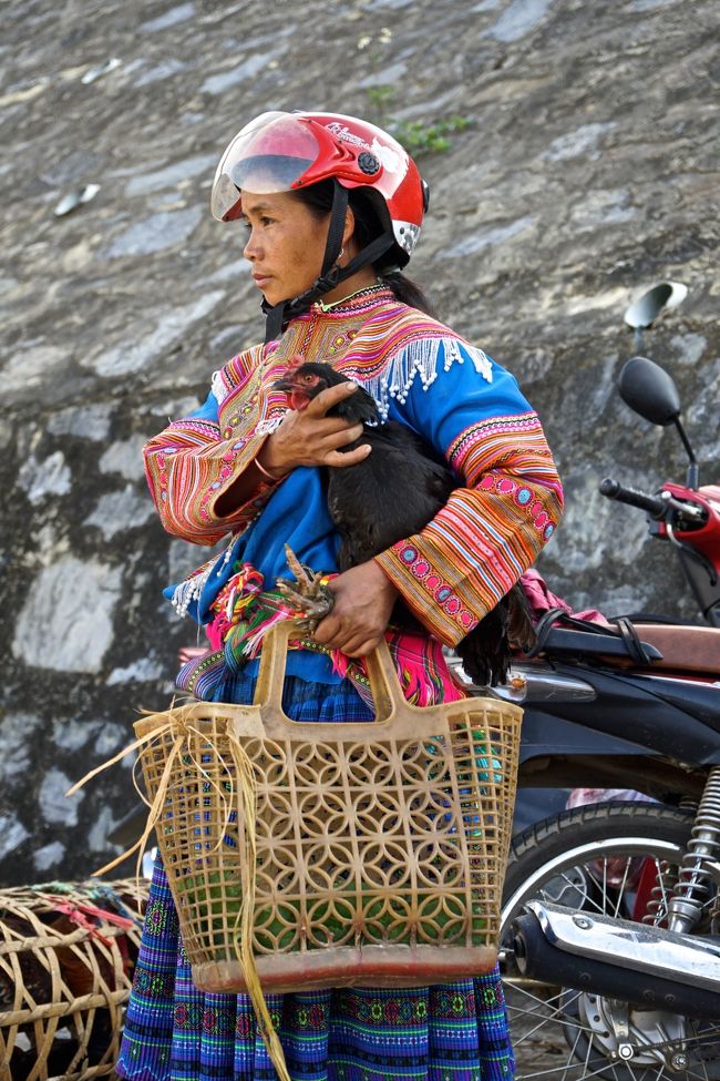 ニワトリを抱えて格好いいなぁ〜