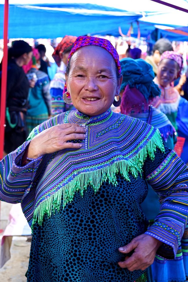 この服を体に合わせていた”おばちゃん”<br />私が凄く良いよーって笑顔をみせて親指を上にあげたら<br />凄く素敵な笑顔を見せてくれたのに<br />カメラを向けたら堅くなっちゃった<br />