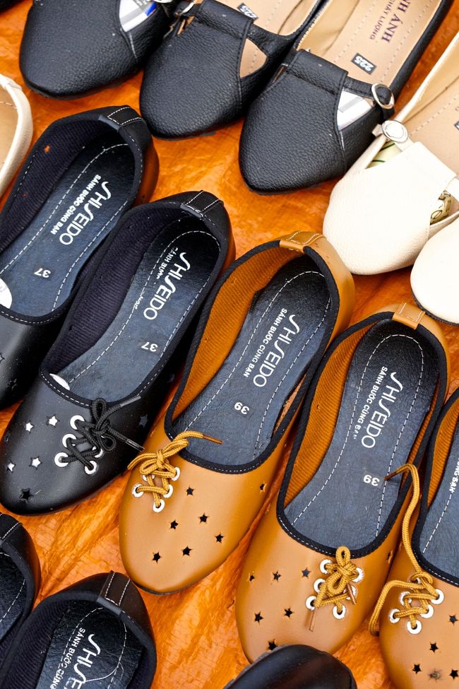 SHISEIDO<br />いつから”資生堂”靴出し始めたんだ〜<br />日本製品はみなさん”憧れ”なんでしょうが<br />チャイナからの回し物<br />そんなのどうでもいいね。。。<br /><br />