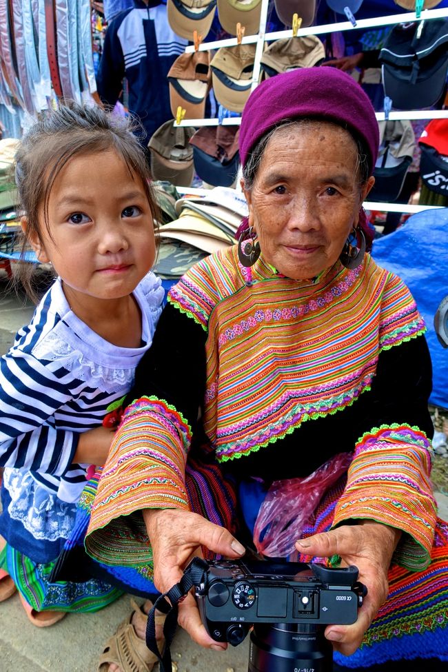 それを見せてあげた所を<br />別のカメラでパチリしました<br />隣の女の子はひ孫かな？<br />おばあちゃんカワイイ<br />これをプリントアウトして持って行ってあげたいなぁ。。。