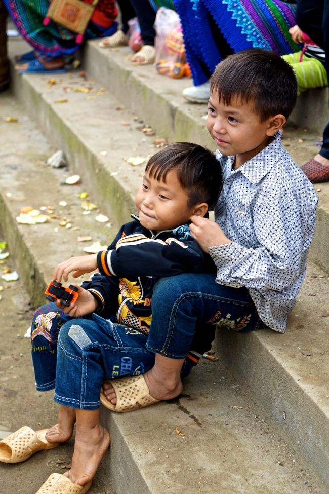 わたしも<br />ここの階段にしばらく座って色々<br />市場の様子を眺めていた