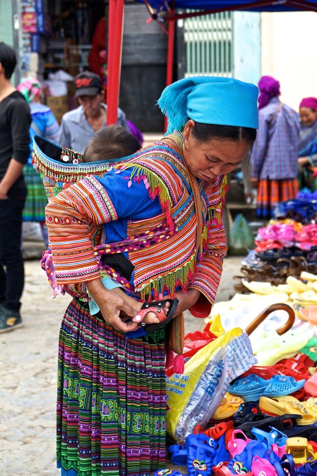 ばあちゃん<br />孫を背負って靴選び