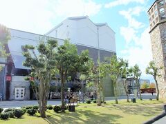 丸亀から、ほんの1時間ほどで倉敷に到着！！！
狙い通り、倉敷市芸文館のパーキングに車を停めて街並み散策に出かけましょう♪
倉敷市芸文館は、美観地区に近いのに、地図で見ると一番外れているように感じるからか。。。
他は満車で並んでいても、なぜかここだけは空いていて。