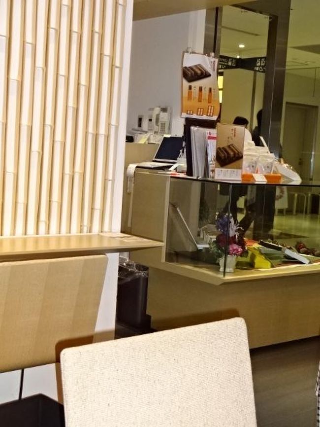 両口屋さんのお店です。お菓子も並んでます。