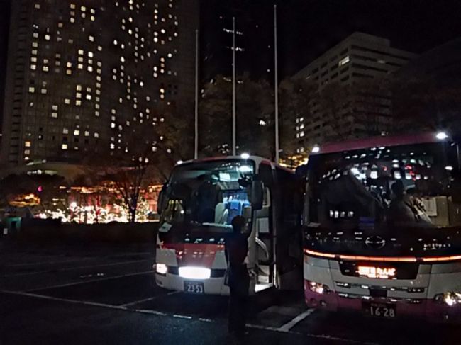 ウィラーエクスプレスのピンクのバス