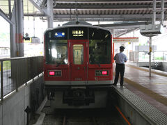 土曜日の深夜に大阪を出て夜行バスは一路横浜駅へ。ここからJR東海道線に乗ること約1時間で箱根への入口となる小田原に到着しました。ホームにはすでに今日のメインとなる箱根登山鉄道の電車が止まっています。早速乗り込みましょう。