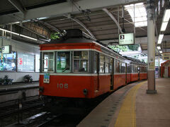 そして乗り換えた電車がこれ。ここまで乗ってきた電車より二回りくらいも小さな車両になります。内装もレトロな雰囲気で一気に雰囲気を盛り上げてきます。