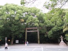 お腹も一杯になった私達が向かったのは、目の前の熱田神宮です。