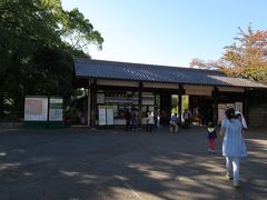 入城料(500円)は、天守閣に入る際に取られるのかと思いきや門のところで支払います。
また、地下鉄から最寄りのこちらの東門は正門ではありませんでした。
下調べが足りなかったのですが、正門の写真を撮らなかったのは悔やまれる(><)
