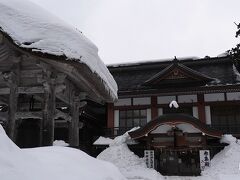 三神合祭殿。
羽黒山頂の中心に建ち羽黒山、月山、湯殿山の三神をあわせて祀る。

平成12年国の重要文化財に指定