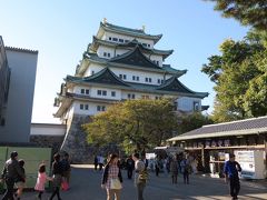 【 天守閣 】

天守閣の南側（写真左）には、復元中の『本丸御殿』があり時間がなく素通りしましたが、これも後でHPを観ると素晴らしい障壁画の模写など一部公開されていたようです。
http://www.nagoyajo.city.nagoya.jp/honmarugoten/01_about/index.html

そうとも知らず、工事のための囲いが写真映えしないと文句を言ったことを少々反省。
いつかこの囲いが取れた時に、写真撮影と完成した本丸御殿見物に行きたいな。