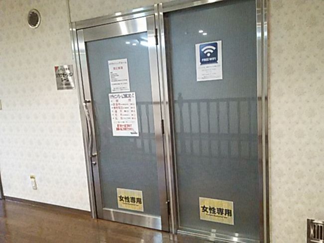 女性専用部屋はあったけど、<br />狭くてすでに満室で寝るスペースもなく、<br />何よりもむわっとしてて換気が出来てなくてここで寝るのは無理。