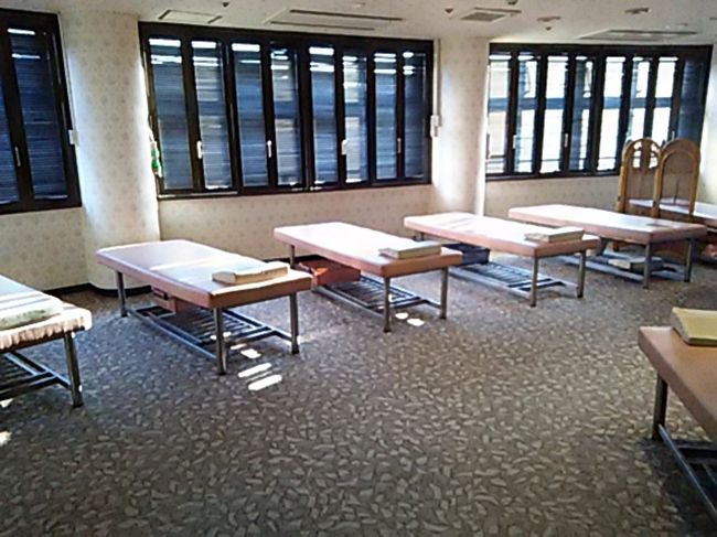 向かいのマッサージ室が営業時間外だったようで、<br />ここのベッドで寝ました。