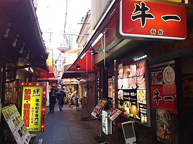 鶴橋駅周辺は焼肉屋で有名。<br />通りには焼肉屋さんが並びます。