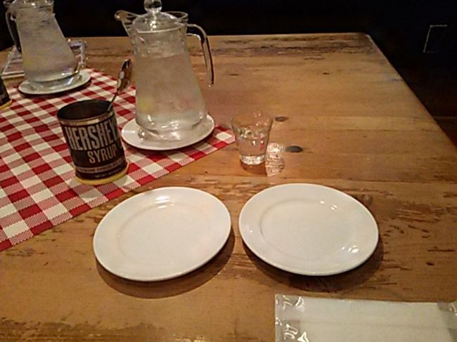 お皿は2つあるけど、2人で来ていません。<br />1人で2つ食べます。