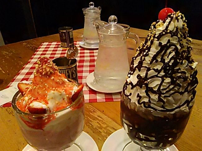 チョコサンデーとストロベリーヨーグルトムース<br />11時に出てきて、11：20にはお会計を済ませ、店を出ました。