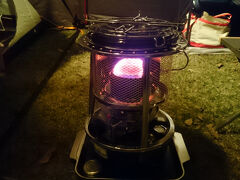 温度計を忘れてしまったので何度か解りませんがやっぱり寒さを感じました。
ストーブ点火。