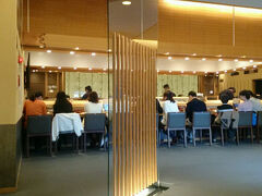 以前のようなお座敷で無く回転すしになっていてカウンターになっていました。テーブル席もあります。