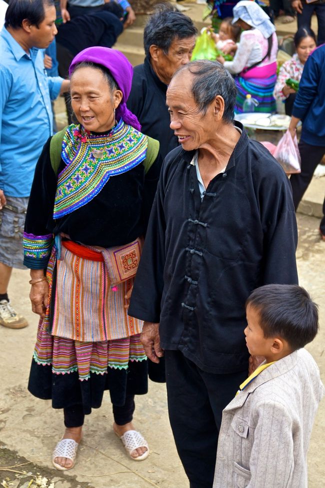 上のおばあちゃん<br />家族で日曜市に来てたんだね