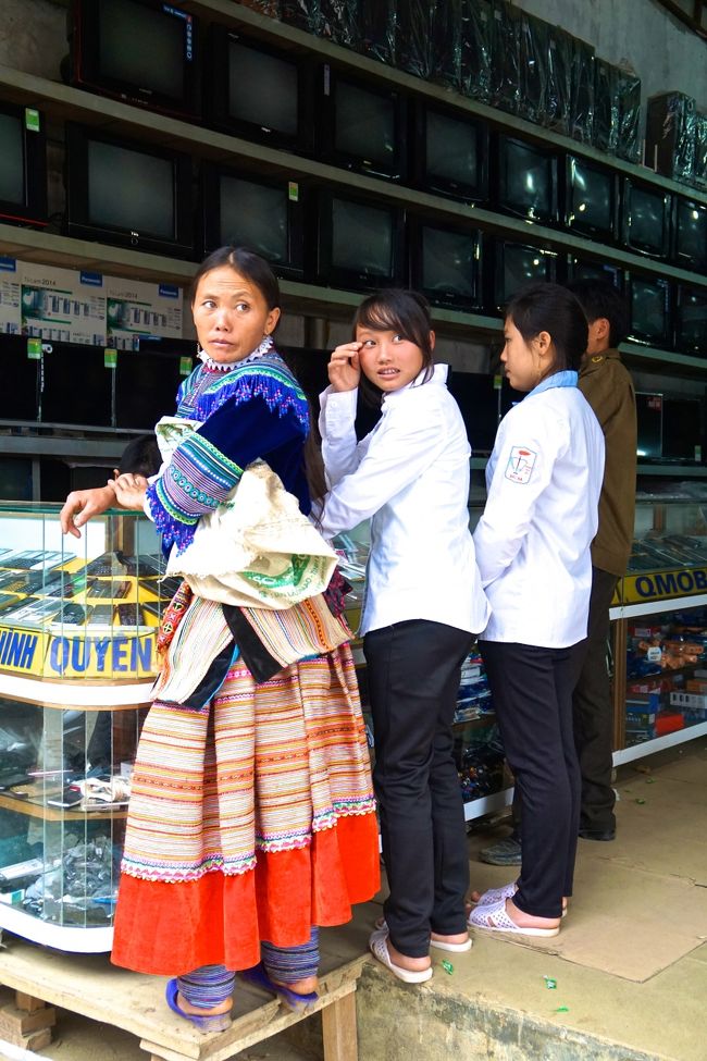 商店街を通ってホテルまで<br />電気屋さんでは<br />携帯電話セクション賑わっています