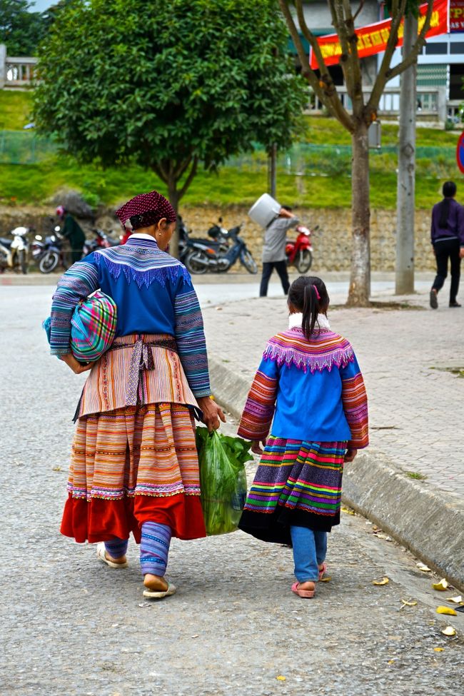 買い物した大きな荷物を持って<br />メインストリートにあるモーターバイク駐車場に