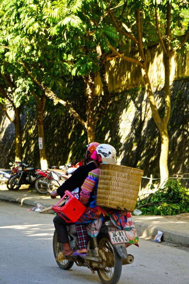 モーターバイクに乗って村に帰ります