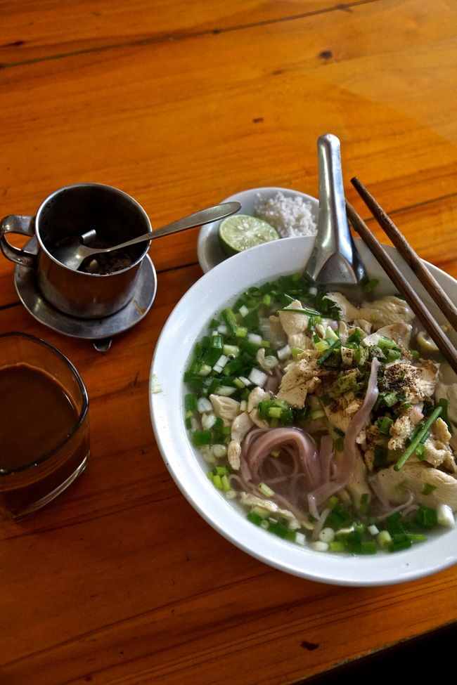 さて<br />私もホテルに戻り昼食けん夕飯を頂き<br />ベトナムコーヒーを飲みながら<br />車を待ちます<br />バスは時間がかかると言う事でタクシーでラオカイに<br />＄４３　（約２時間）　１６時に迎えにきます