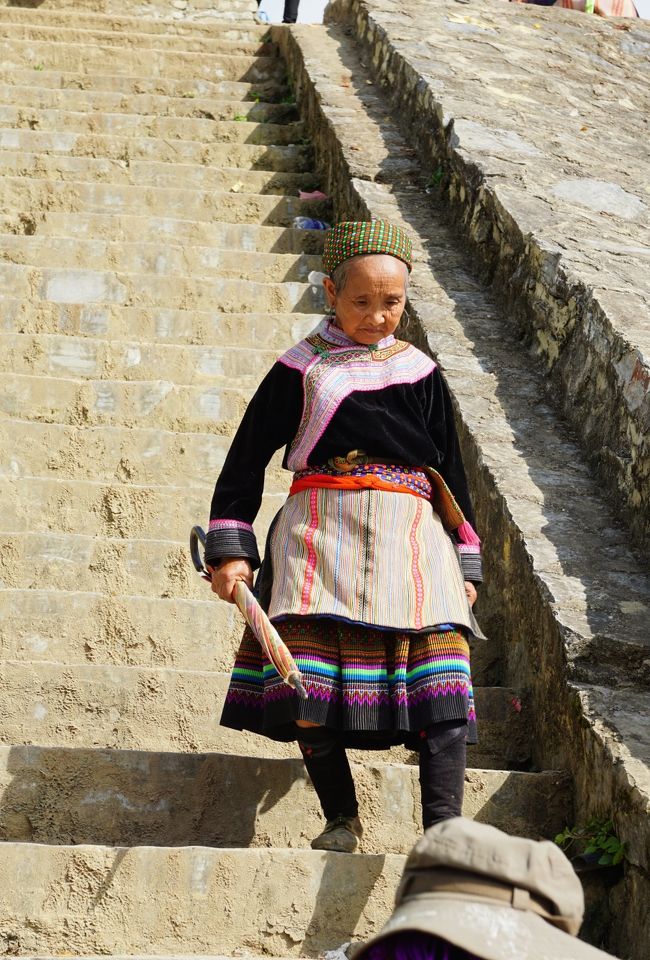 この階段を上ればすぐそこが<br />水牛売り場<br />この階段一段がとても高いのですが<br />しゃんしゃん降りてくるおばあちゃん