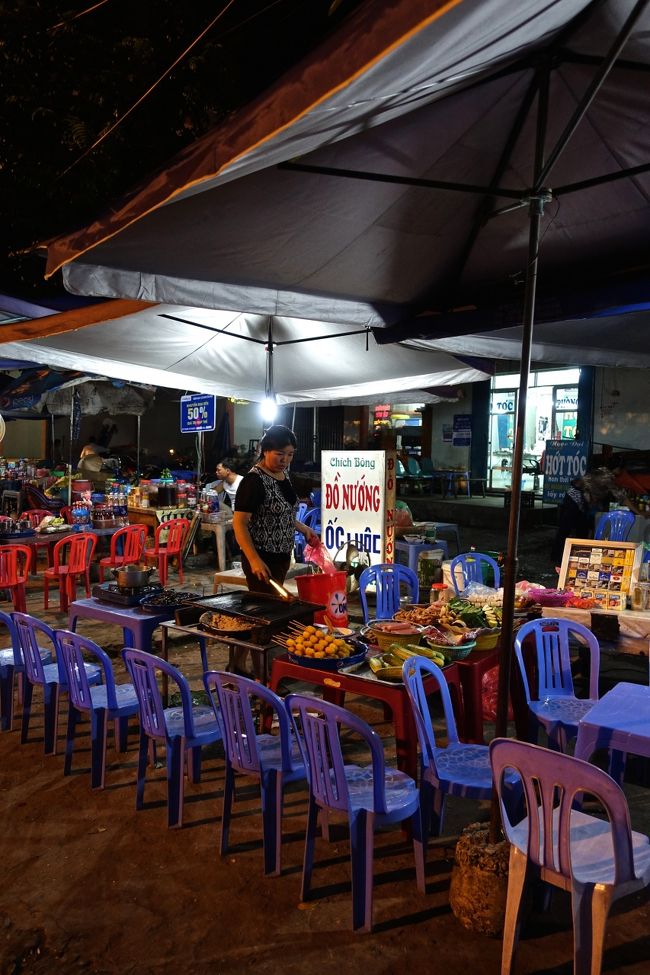 駅近くには<br />食べ物所もたくさんあります