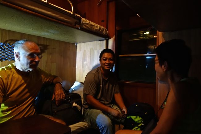 ちょっと暗くてボケてしまいましたが<br />帰りはラオカイ発　２０時３５分発　ハノイ行き<br />今夜のルームメイトはフランスからきた１６人グルーブ中のご夫婦と<br />彼らのベトナム人添乗員<br /><br />おやすみなさ〜い