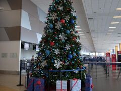 空港にはクリスマスの飾りつけがありました。
もう12月27日だけど！

このあたりの国の人々は、年越ししてもクリスマスのイルミネーション等をつけっぱなしにしています。