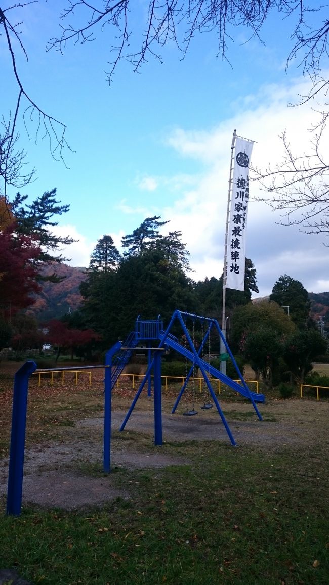 そんな怖い跡地にミスマッチな滑り台(笑)