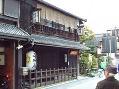 奈良に引き続き、滋賀〜京都へ。

大河ドラマもいよいよ大詰め、寺田屋さんにも毎日多くの観光客が訪れています。
交通整理の方も常時いらっしゃいます。
（当時の大河は「龍馬伝」福山・龍馬が人気でしたね♪）
