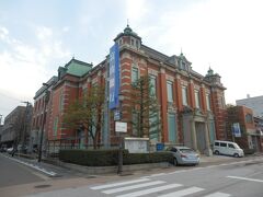 富山銀行本店．山町筋にある一際目立つ赤レンガの建物．
1914(T3)年に高岡共立銀行本店として建てられた．
現役である．