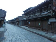 続いて金屋町．加賀藩が奨励した鋳物作りで栄えた町である．
国の重要伝統的建造物群保存地区に選定されている．
夕方だいぶ遅くなっていたのでほとんど人通りは無かった．