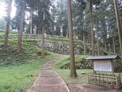 石川県に入りまず七尾城跡．
室町時代から戦国時代にかけての畠山氏の居城．
上杉謙信に攻略された．1589年に廃城となっている．
多くの石垣が残る．国史跡．
見学自由，駐車場あり．