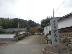 松尾神社から約19km南下，羽咋市滝谷町の妙成寺へ．
1294年創建の日蓮宗寺院．能登随一の大伽藍をもつ．
江戸時代には前田家の庇護を受け隆盛した．
拝観時間8:00〜16:30(冬季)，拝観料\500，無休．
駐車場あり．