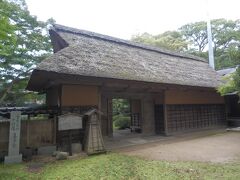 氣多大社から南へ約15km，宝達志水町北川尻の喜多家住宅へ．
加賀藩の十村役(大庄屋)を務めた喜多家は新田義貞の子孫と伝わる．
今回の旅では宇喜多氏，武田氏に続く名を馳せた武将の子孫の登場である．
写真は表門．江戸末期の建造，長屋門，入母屋造，茅葺，国重要文化財．