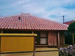 竹富島の典型的な建物。赤瓦の屋根、シーサー、サンゴでできた石垣、そして家の中が見えないようについたてが施されている。