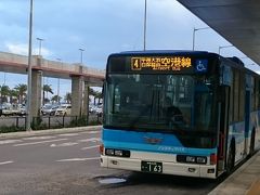 空港から市内までは路線バスで。路線バスの運転手から往復割引のチケットを購入することができる。離島ターミナルまでは約30分程で到着する。