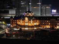 東京駅に８時ころ着き、丸の内で何か食べることにしました。
よくわからないまま、新丸ビルの７階に行ってみたところ、テラスから、赤レンガの東京駅のライトアップが見れました。
前のほうの工事しているところはどんなふうになるのかな。