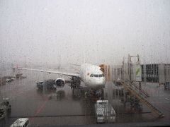 成田空港第２ターミナルへ。

スリランカ航空のチェックインカウンターは行列・・・だけど、ウェブチェックインの列には誰もいない。
ウェブチェックインしててよかった♪

スリランカ航空は7?までなら機内持ち込みが可能。

成田空港は、あいにくの雨・・・やや遅れて出発した。