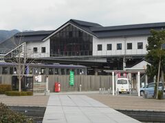 京都駅から奈良線に乗り、木津駅で乗り換える。
木津に着くと、ホームは熟年ハイカーでいっぱい。
加茂駅から関西本線に乗り換え、一つ目の加茂駅で下車。
ここも熟年ハイカーでいっぱい。

加茂駅で友だちトラベラーのbettyさんと合流。

大仏鉄道はかねてから歩いてみたいルートだった。
廃線ウォーク大好きホーミン♪
でも主人に「行こう」と誘っても、全然乗り気になってくれなかった。
恐る恐る（笑）bettyさんを誘ったら、一緒に参加して下さるとのこと！
嬉しかったなぁ♪

加茂駅の改札を出ると、添乗員さんと案内員さんたちが待っていて下さった。
ここでお弁当が配られる。