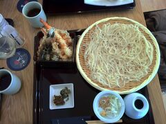 新宿タカシマヤで昼食
ななつ海という、うどんのお店
ざるせいろと天丼のセット