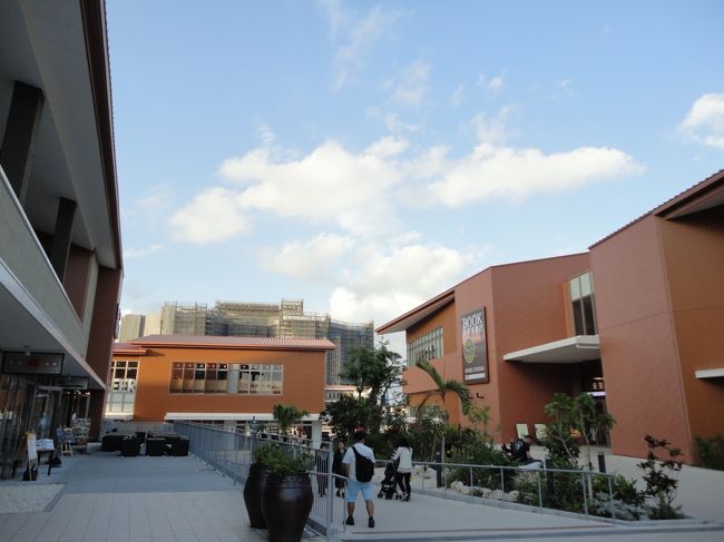 食べ終わって2階に行ってみると、外に出られました。<br /><br />別館があるみたいで、ライカムビレッジという名称みたいです。<br />本屋さんとかダイソーとかありましたね。<br /><br /><br />歩いている人の3人に1人は外国人じゃないかって思いましたね。