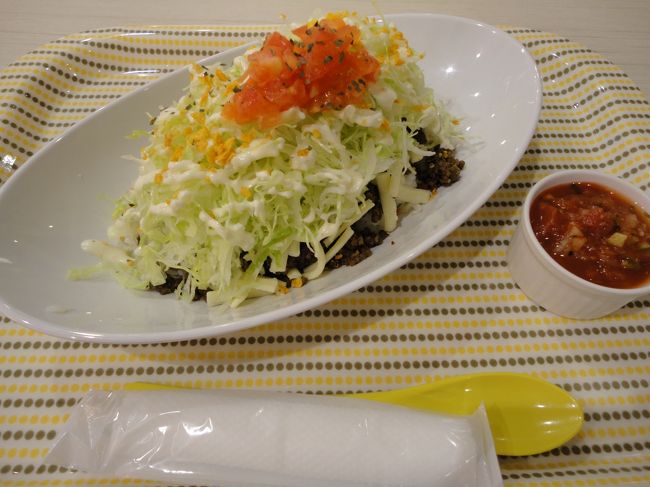 タコライスを食べました。お初です♪<br /><br />680円でした。<br /><br />冷たいキャベツと温かいご飯がマッチして美味しいですね。<br />ソースも冷たくて、とっても美味しかったです！<br />