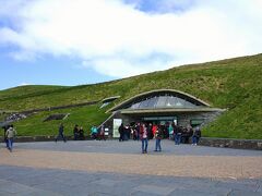 そこは大勢の観光客で賑わうモハーの断崖ビジターセンター。

ここでツアーバスの運転手兼ガイドから入場チケット（無料）を渡され、１時間半の自由時間を与えられます。

展示に夢中になって時間が足りなくなるとまずいので、ビジターセンターは後回しにしてまずはモハーの断崖へ向かうことにします。