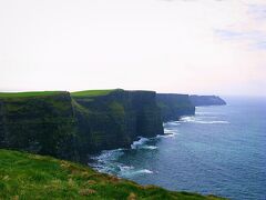 海から押し寄せる強い風の中、大勢の観光客たちとともにビジターセンターからゆっくり歩いて行くと・・・見えてきました。

写真などで何度も目にした、大西洋に面して黒い崖が幾重にも連なる大絶壁。

“モハーの断崖”（Cliffs of Moher）です。