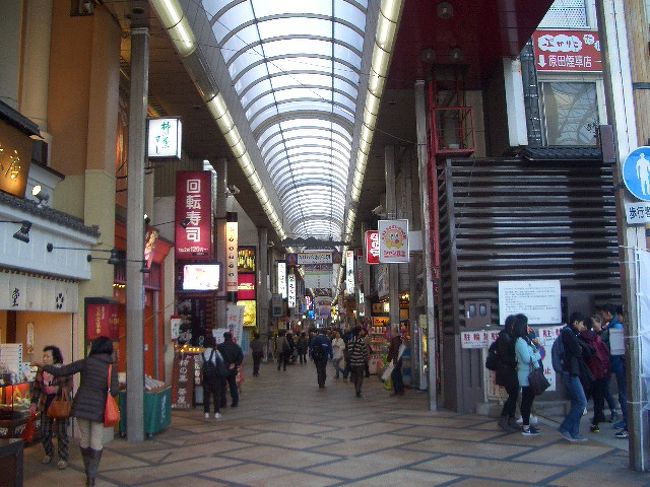 駅前のアーケードがある商店街へ。
